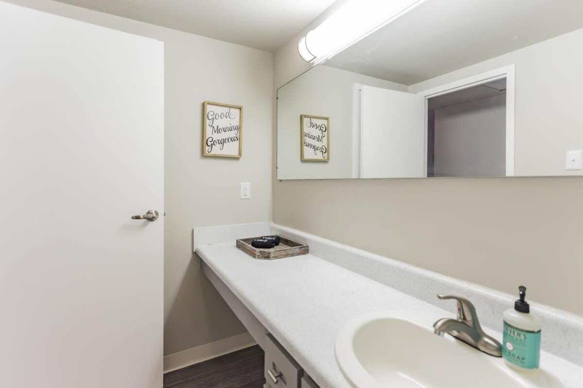 Cozy Memphis Apartment In Downtown High-Rise ภายนอก รูปภาพ